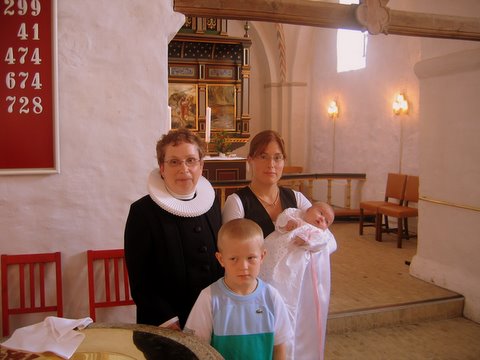 Louise Barfod med Frederik og Anna Sofie. Mor Birgit har netop døbt Anna Sofie. 2007.