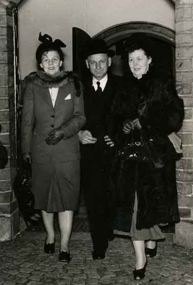 Karen til højre med Otto og til venstre sin yngre søster Elnor, ca. 1960.
