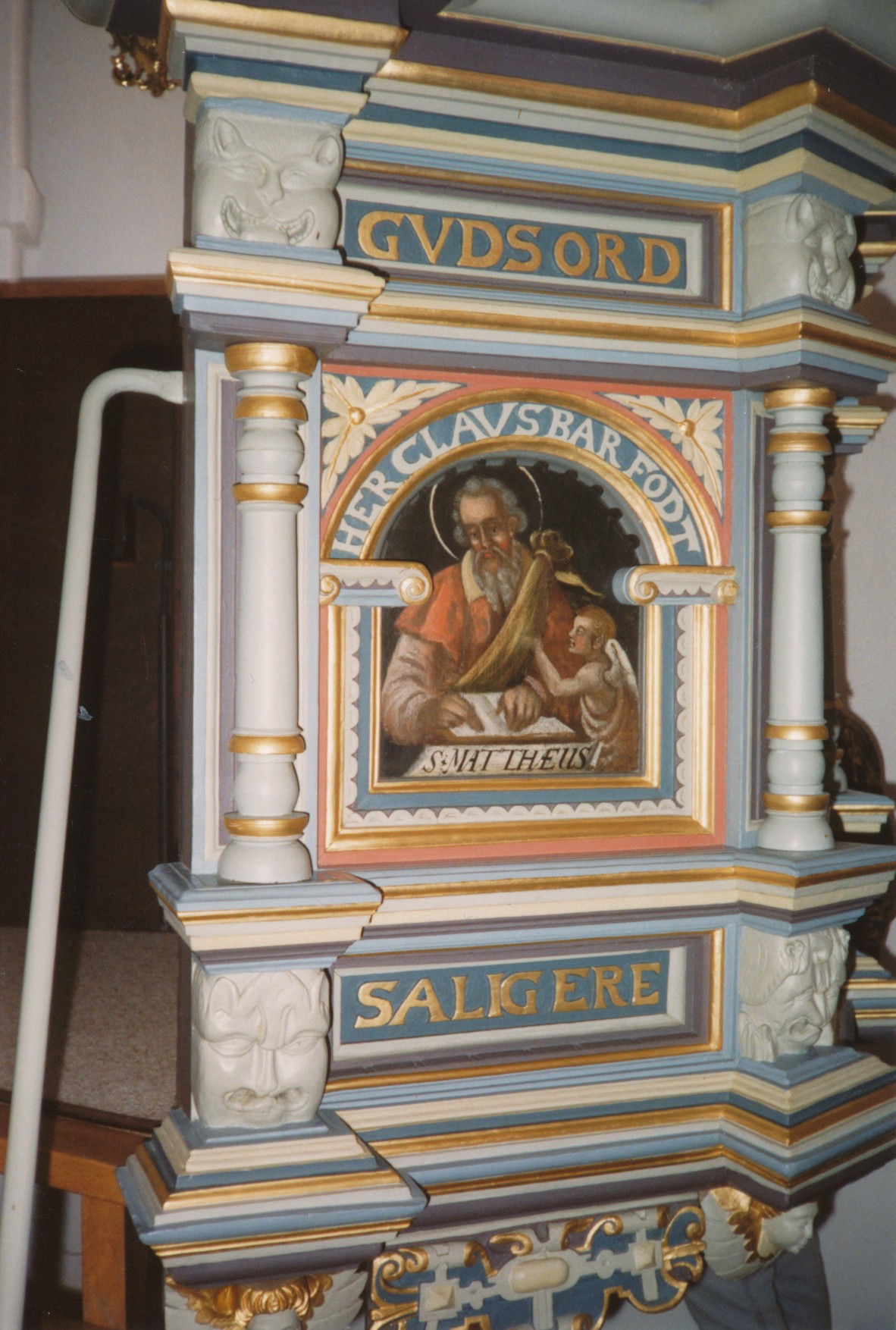 Prædikestolen i Sneum kirke med Claus Barfods navn