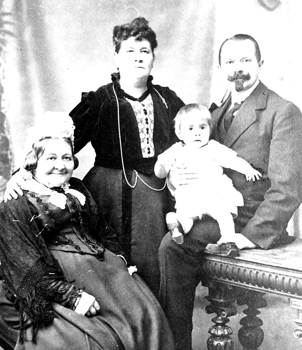 Olaf Jacob Barfoed med sønnen Erik Helmuth Barfoed og Olaf's mor Marie Anna Birgitte Kølle og hendes mor Christine Appel.